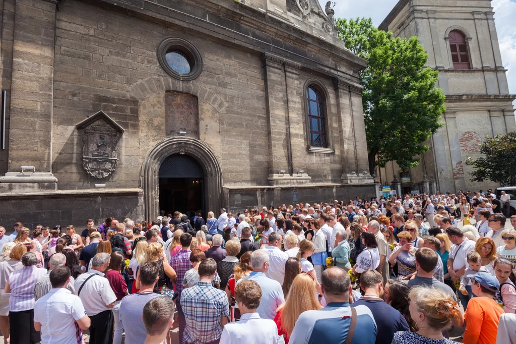 Liczba wezwań na pogotowie do omdleń wzrasta w upalne niedziele, a adresem często jest... kościół