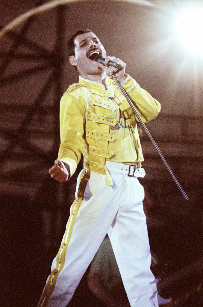 Freddie Mercury w sierpniu 1986 r. podczas pamiętnego występu z grupą Queen w Knebworth Park