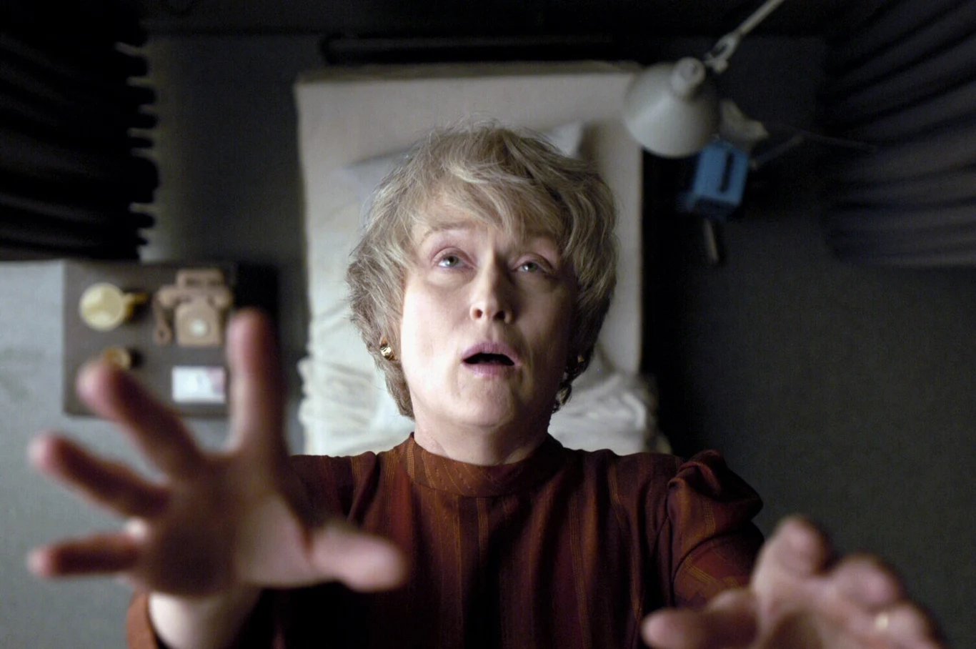 Streep występowała także w produkcjach telewizyjnych, między innymi w "Aniołach w Ameryce" Mike’a Nicholsa. Aktorka wystąpiła w nim w aż czterech rolach, za co otrzymała piąty Złoty Glob i drugą Emmy w swojej karierze.

Na zdjęciu: Meryl Streep w miniserialu "Anioły w Ameryce"