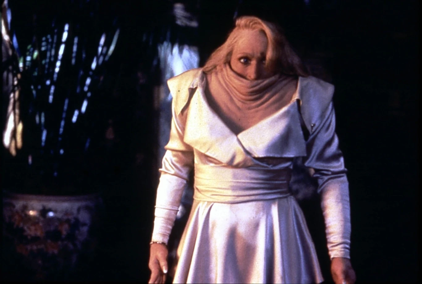 W filmografii Streep nie brakuje także ról czysto komediowych. Jedną z nich była postać próżnej aktorki w "Ze śmiercią jej do twarzy". Bohaterki Streep i Goldie Hawn zyskały wieczną młodość dzięki tajemniczemu eliksirowi. Obie nienawidziły się jednak z powodu mężczyzny, a ich walka szybko przerodziła się w makabrę ze skręconymi karkami i ogromnymi dziurami w brzuchu w tle.

Na zdjęciu: Meryl Streep w filmie "Ze śmiercią jej do twarzy"