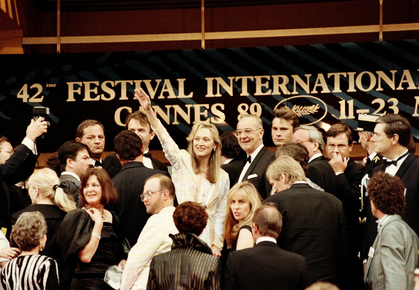 Kolejną ważną rolą w karierze Streep był "Krzyk w ciemności". Wcieliła się w Australijkę, która zostaje oskarżona o zabójstwo swojego niemowlęcia. Kobieta utrzymuje jednak, że dziecko zostało porwane i zabite przez dzikie psy dingo. Rola ta przyniosła aktorce kolejną nominację do Oscara i nagrodę podczas festiwalu w Cannes.

Na zdjęciu: Meryl Streep na festiwalu w Cannes w 1989 roku