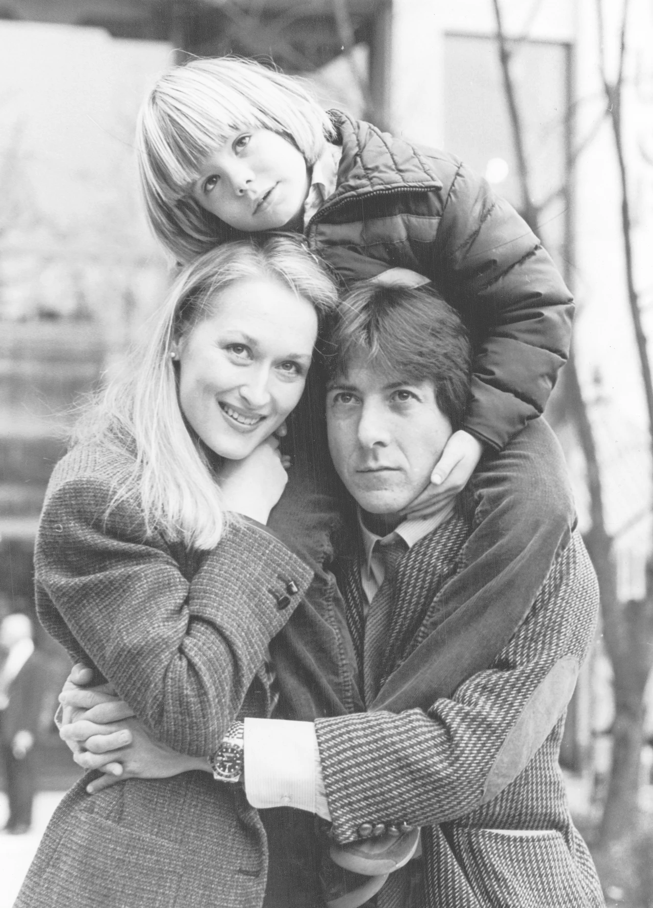 Streep otrzymała za rolę w filmie Cimino swoją pierwszą nominację do Oscara. Nie wygrała, ale zrobiła na tyle duże wrażenie, że mogła przebierać w rolach. Pojawiła się w "Manhattanie" Woody’ego Allena. Przyjęła także rolę w "Sprawie Kramerów" Roberta Bentona. Wcieliła się w kobietę, która porzuca swojego męża (Dustin Hoffman) i synka (Justin Henry). W pewnym momencie postanawia uzyskać prawo do opieki nad dzieckiem, co skutkuje bolesnym procesem sądowym. Film okazał się ogromnym sukcesem i o trzymał pięć Oscarów: za film, reżyserię, scenariusz, główną rolę męską (Hoffman) i drugoplanową kobiecą (Streep). Zaskoczona wygraną aktorka zostawiła swoją statuetkę w toalecie podczas gali. 

Na zdjęciu: Justin Henry, Meryl Streep i Dustin Hoffman w filmie "Sprawa Kramerów"