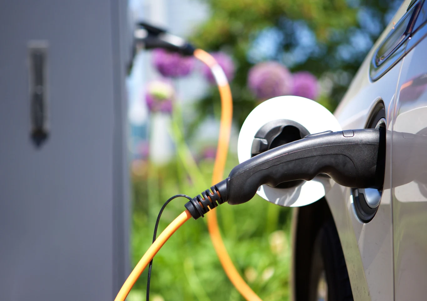 Słabnące zainteresowanie autami elektrycznymi jest powiązane z kulejąca w wielu regionach infrastrukturą.