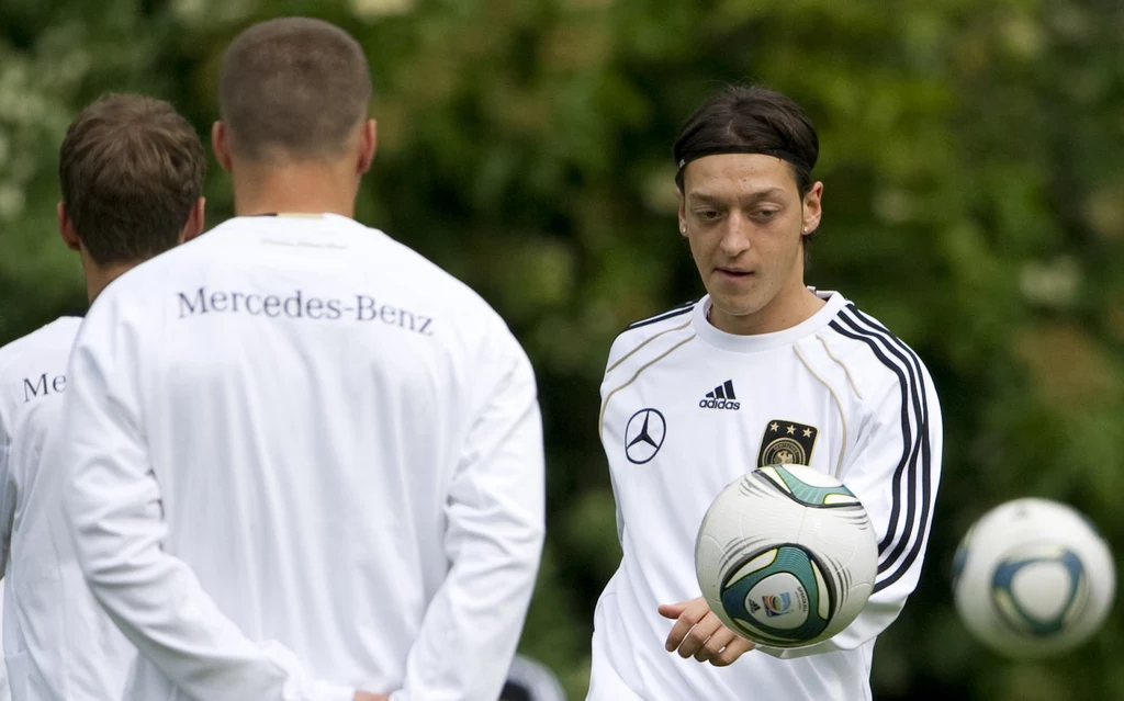 Również Mesut Oezil czy Harry Kane wciągnęli się w świat gamingowy – ci zawodnicy padli „ofiarą” Fortnite’a – gry od Epic Games, która zrobiła furorę na całym świecie. Również Mesut Oezil czy Harry Kane wciągnęli się w świat gamingowy – ci zawodnicy padli „ofiarą” Fortnite’a – gry od Epic Games, która zrobiła furorę na całym świecie.