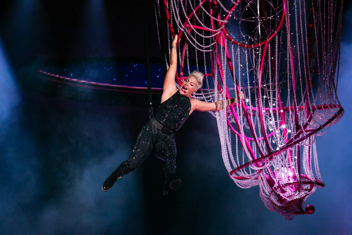 "Beautiful Trauma World Tour" okrzyknięto też najbardziej dochodową trasą koncertową w Stanach Zjednoczonych, która odbyła się w marcu. Sukces powtórzono później także w Australii i Nowej Zelandii, gdzie wyprzedano 42 koncerty.