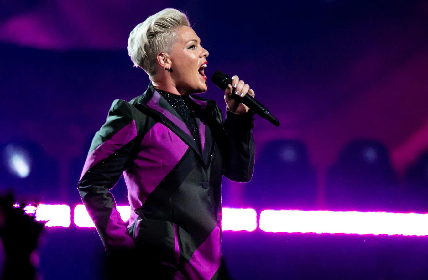 Pink wykonuje zarówno swoje największe hity, jak i utwory z jej ostatniego albumu "Hurts 2B Human", takie jak "Walk Me Home", "Hustle" oraz "Can We Pretend".