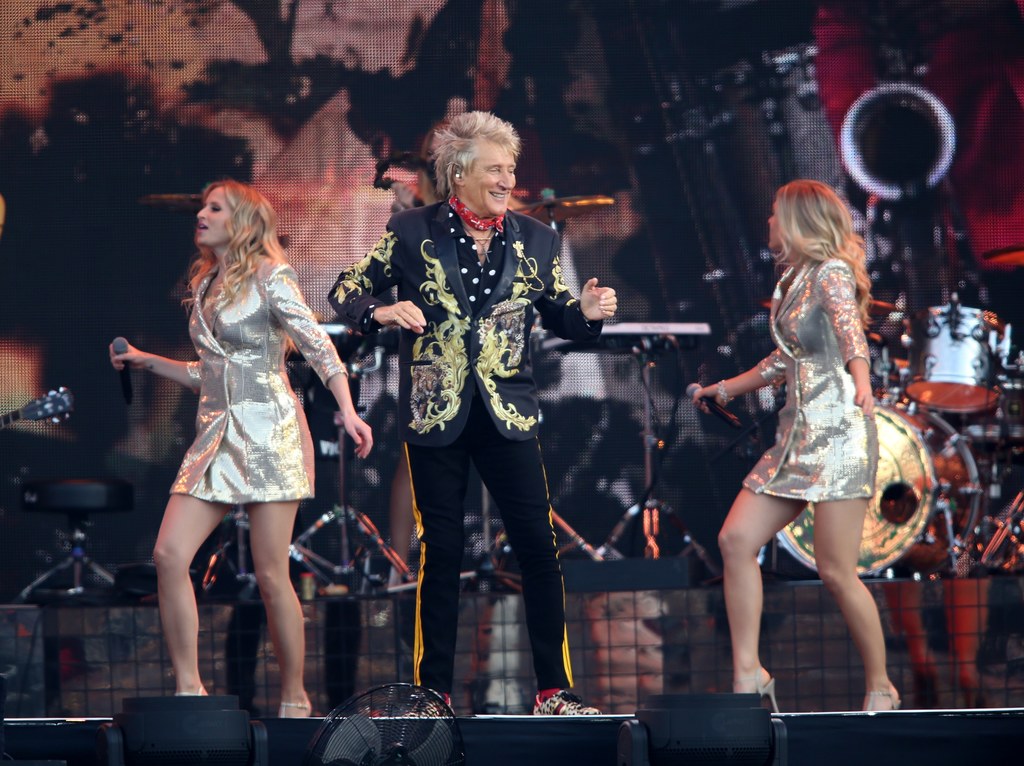 Rod Stewart, a w tle jego "hot legs"