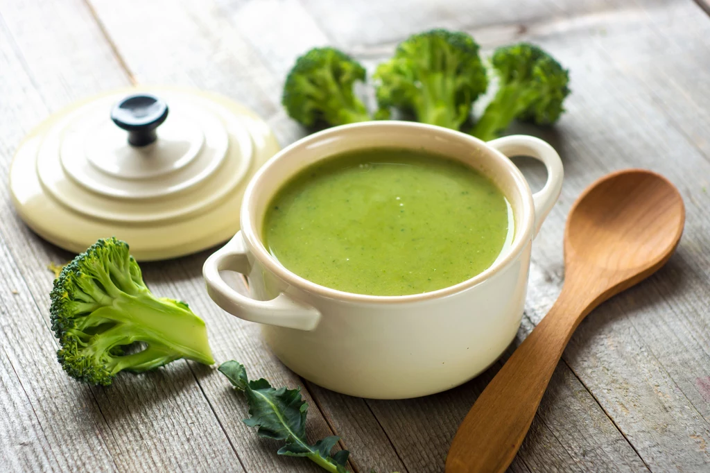 Zupa krem z brokułów dostarcza mnóstwo cennych witamin i minerałów, a przy okazji zaspakaja pragnienie w upalne dni