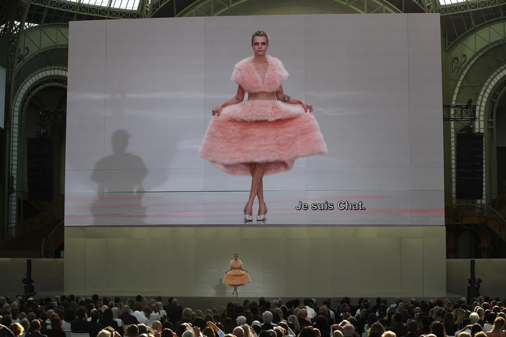 Cara Delevingne, memoriał Karl for Ever, fot. AP/Associated Press/East News Cara Delevingne, memoriał Karl for Ever, fot. AP/Associated Press/East News
