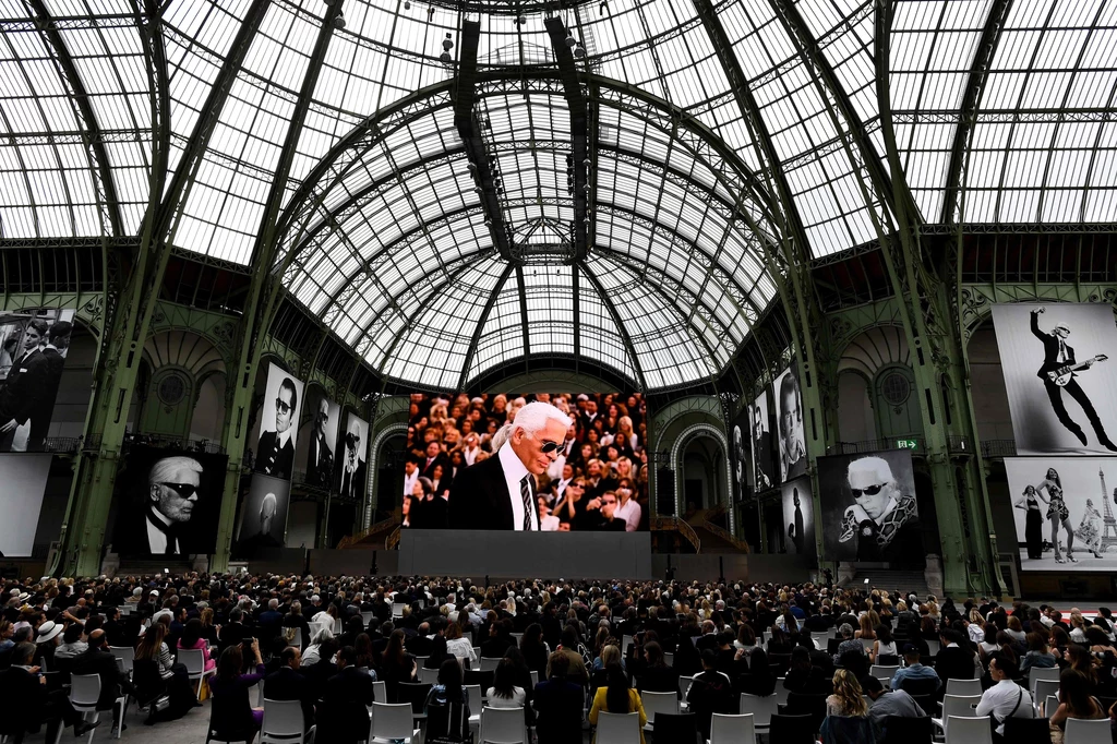 Memoriał Karl for Ever, fot. CHRISTOPHE ARCHAMBAULT/AFP/East News Memoriał Karl for Ever, fot. CHRISTOPHE ARCHAMBAULT/AFP/East News