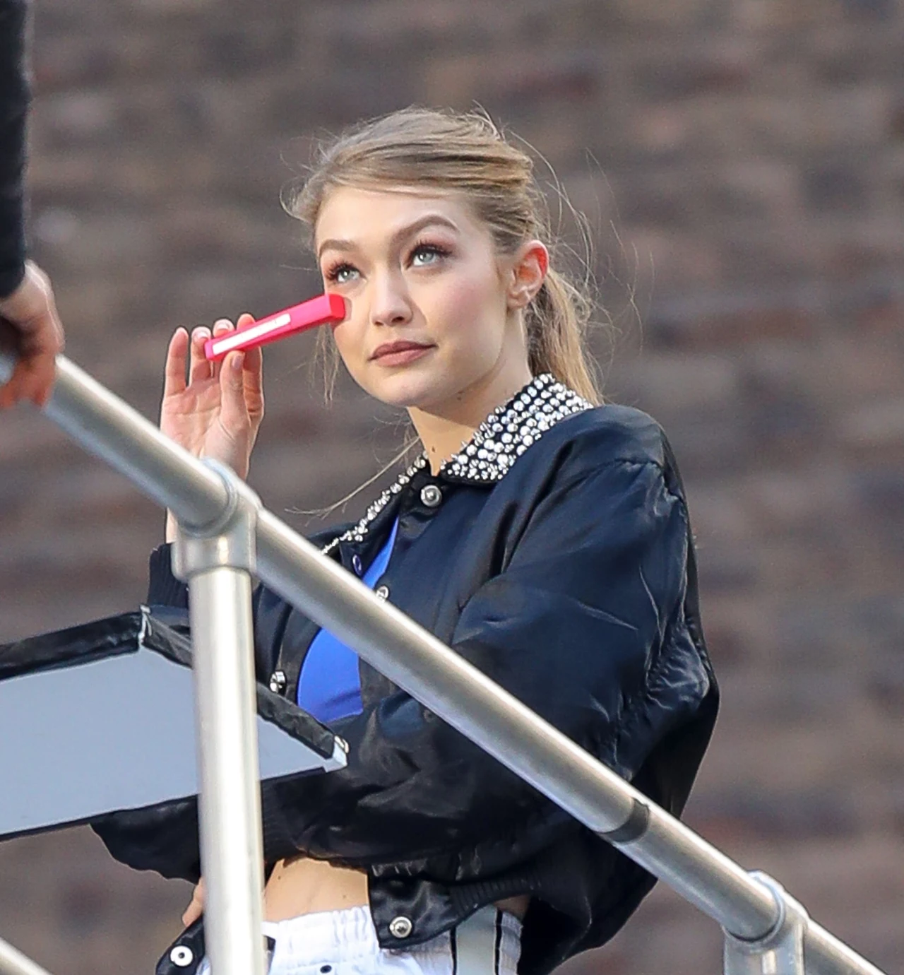 Gigi ma 24 lata i… równie utalentowaną siostrę Bellę, która także robi karierę w modelingu. Ich ojciec Mohamed Hadid jest jednym z najbogatszych handlarzy nieruchomościami. Gigi ma 24 lata i… równie utalentowaną siostrę Bellę, która także robi karierę w modelingu. Ich ojciec Mohamed Hadid jest jednym z najbogatszych handlarzy nieruchomościami.