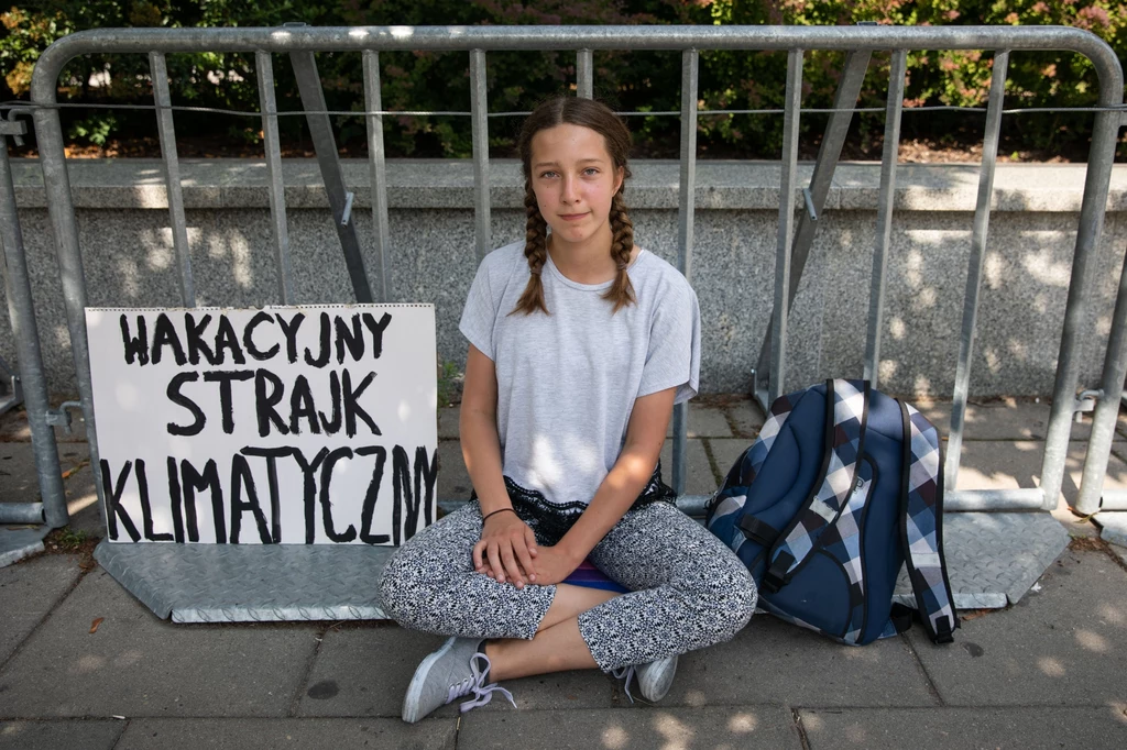 13-latka protestuje pod Sejmem 13-latka protestuje pod Sejmem