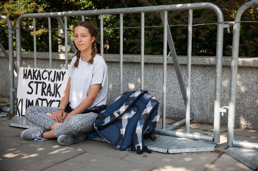 13-latka protestuje pod Sejmem 13-latka protestuje pod Sejmem