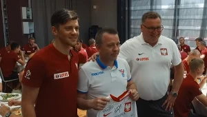 Po zwycięstwie nad Włochami młodych Orłów odwiedził trener Wysp Owczych Eli Hentze (2L). Dawid Kownacki (z lewej) wręczył mu koszulkę, z prawej Czesław Michniewicz