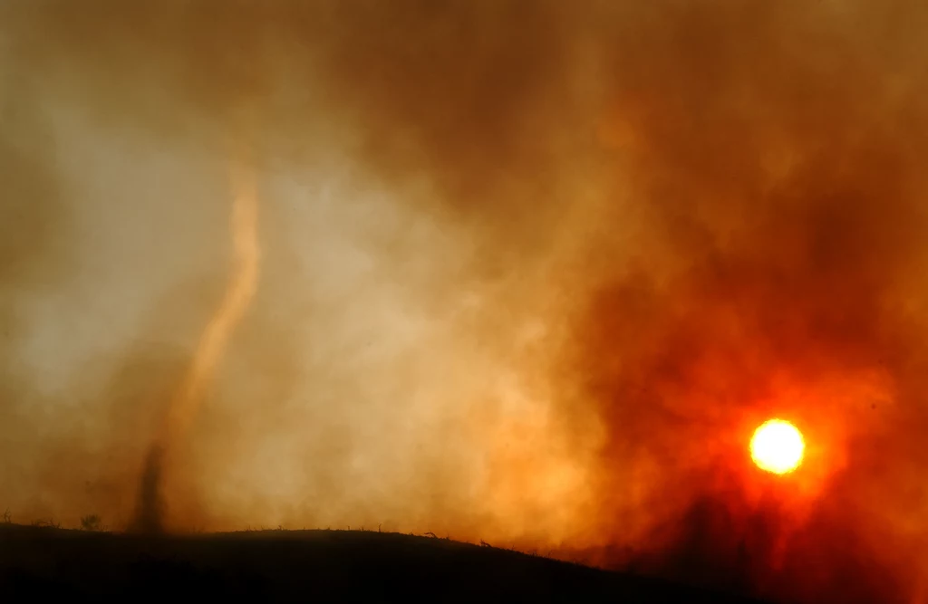 Ogniste tornado to przerażający widok i upiorny zwiastun zniszczenia