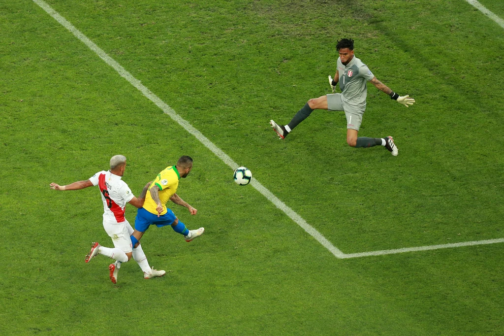 Dani Alves strzela gola dla Brazylii Dani Alves strzela gola dla Brazylii