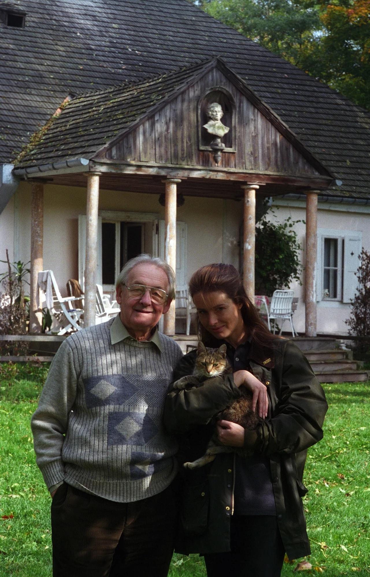 Andrzej Wajda i Karolina Wajda na tle dworku, fot. Czesław Czapliński/FOTONOVA Andrzej Wajda i Karolina Wajda na tle dworku, fot. Czesław Czapliński/FOTONOVA