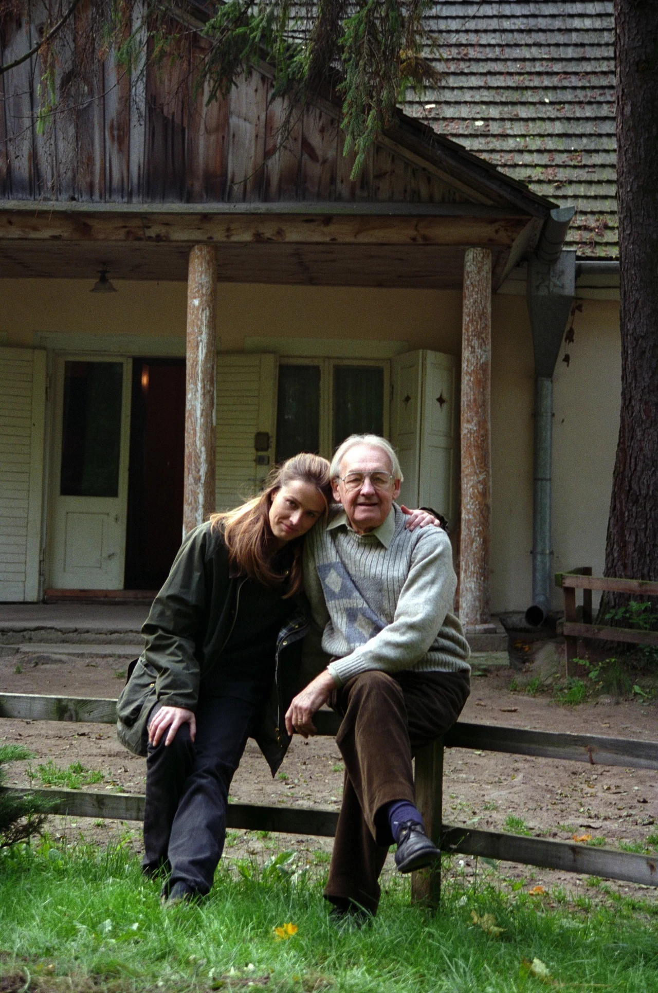 Andrzej Wajda i Karolina Wajda na tle dworku, fot. Czesław Czapliński/FOTONOVA Andrzej Wajda i Karolina Wajda na tle dworku, fot. Czesław Czapliński/FOTONOVA