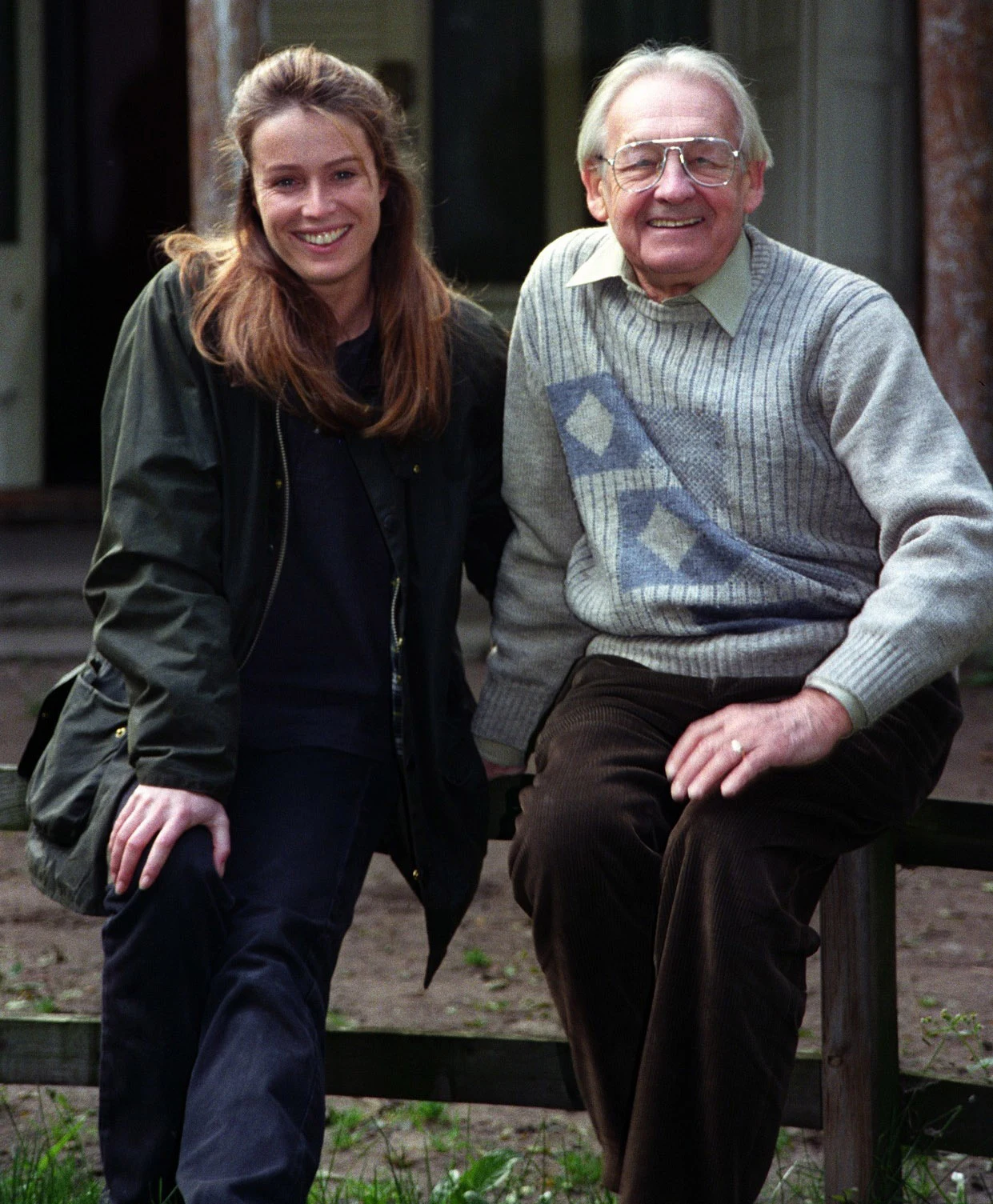 Andrzej Wajda i Karolina Wajda na tle dworku, fot. Czesław Czapliński/FOTONOVA Andrzej Wajda i Karolina Wajda na tle dworku, fot. Czesław Czapliński/FOTONOVA