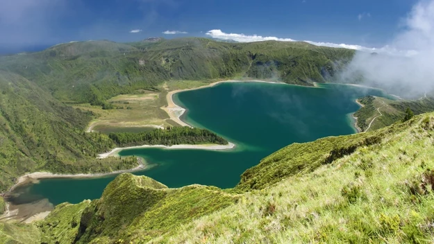 To ostatnio bardzo modny kierunek, alternatywa dla popularnych Wysp Kanaryjskich. São Miguel to portugalska wyspa wulkaniczna w archipelagu Azorów, zwana także "Zieloną Wyspą". Cztery pory roku w jeden dzień? Takie figle natura może płatać tylko na Azorach. 