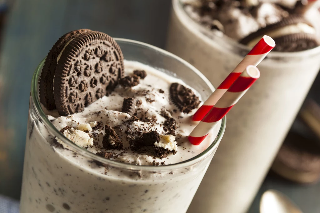 Kostki lodu z mleka i ciastek Oreo to znakomity pomysł na chłodny deser. Jak wykonać takie kostki? Najpierw do formy na kostki lodu wsyp pokruszone ciasteczka Oreo, a potem zalej je mlekiem i zamroź. Następnie wrzuć je do szklanki i powtórnie zalej mlekiem. Pyszny napój mleczny gotowy! Kostki lodu z mleka i ciastek Oreo to znakomity pomysł na chłodny deser. Jak wykonać takie kostki? Najpierw do formy na kostki lodu wsyp pokruszone ciasteczka Oreo, a potem zalej je mlekiem i zamroź. Następnie wrzuć je do szklanki i powtórnie zalej mlekiem. Pyszny napój mleczny gotowy!