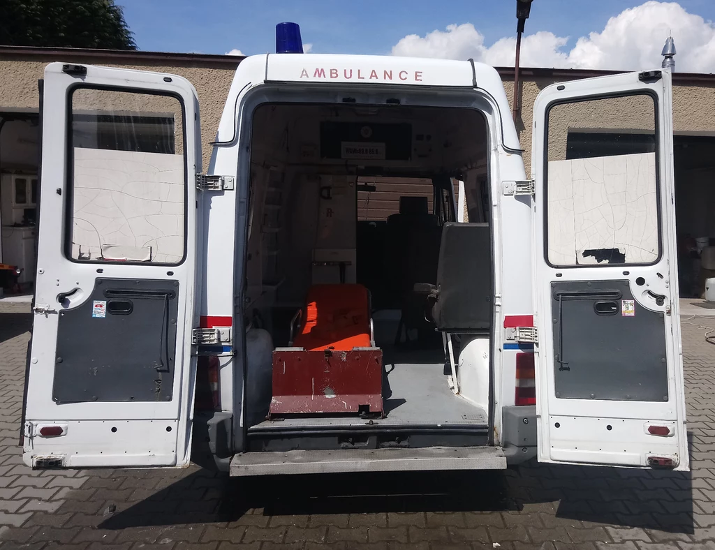 Wnętrze sanitarki renault trafic