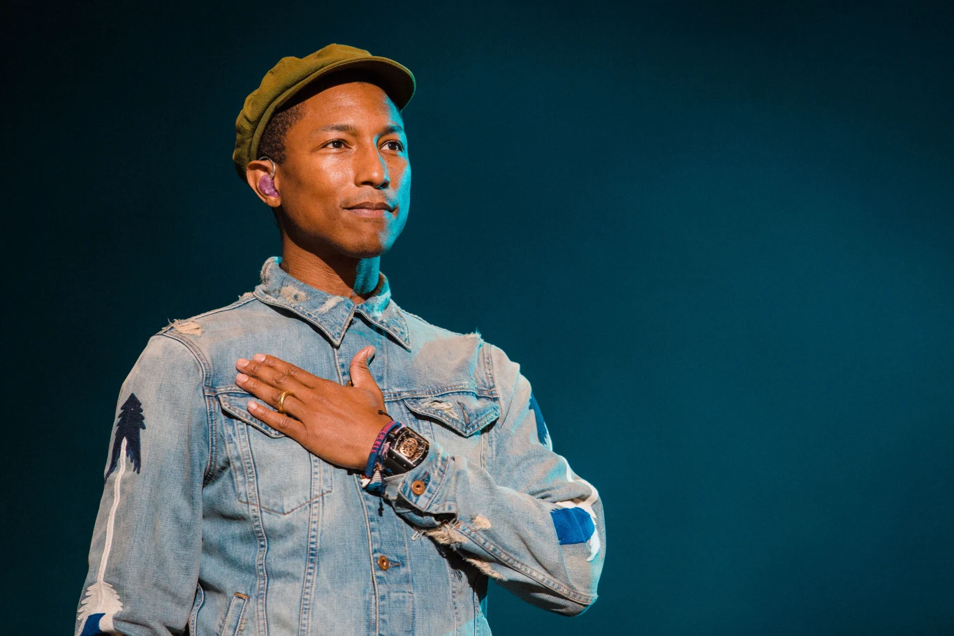 Pharrell Williams to kolejny artysta, który pracował w sieci McDonald's i to kilka razy. Jak wspominał wokalista, trzy razy był zwalniany za bycie leniwym. Pharrell żartował, że jedyne, co mu dobrze wychodziło w pracy, to jedzenie kurczaka.