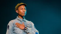 Pharrell Williams to kolejny artysta, który pracował w sieci McDonald's i to kilka razy. Jak wspominał wokalista, trzy razy był zwalniany za bycie leniwym. Pharrell żartował, że jedyne, co mu dobrze wychodziło w pracy, to jedzenie kurczaka.