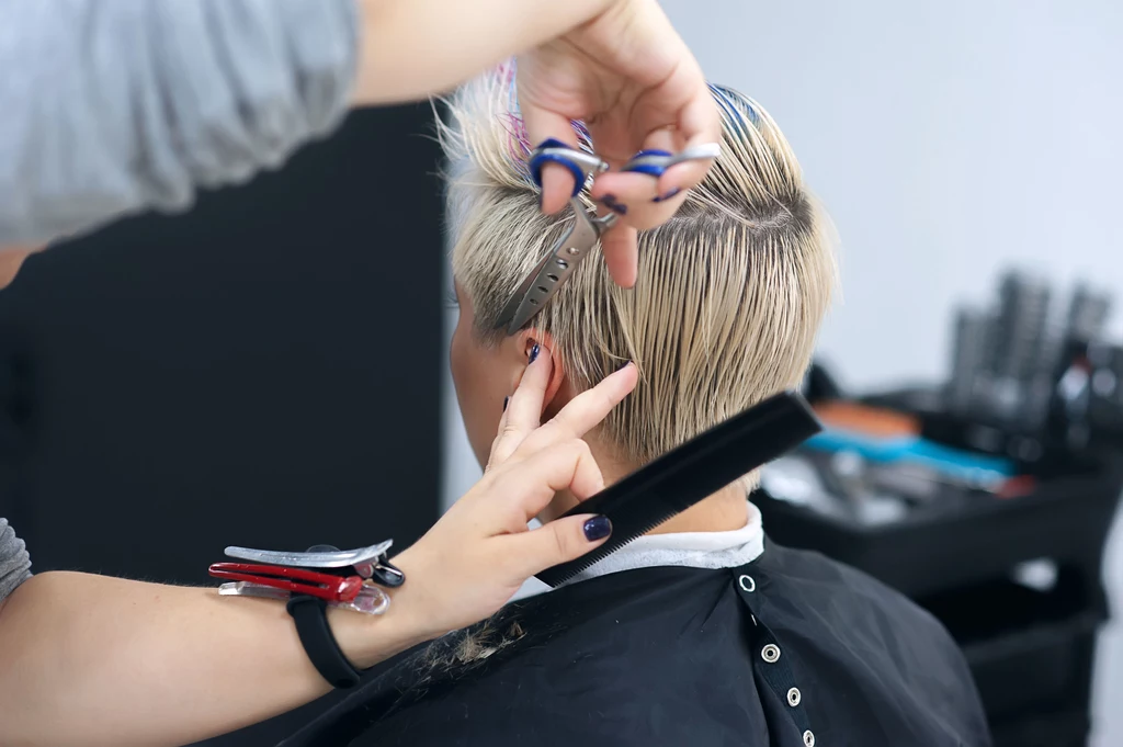 Systematyczne podcinanie włosów pomoże utrzymać je w dobrej kondycji. Ta z kolei jest podstawą zadbanej fryzury