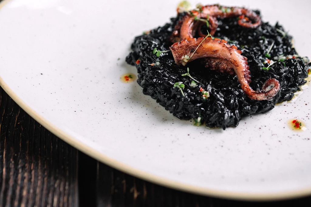 Czarne risotto (crni rižot) to jedna z najpopularniejszych przystawek na chorwackich wyspach. Swój charakterystyczny kolor zawdzięcza naturalnemu atramentowi z kałamarnicy. Dobrze przyrządzone czarne risotto ma wyrazisty smak i kremową konsystencję. Im bardziej czarne, tym lepiej! Czarne risotto (crni rižot) to jedna z najpopularniejszych przystawek na chorwackich wyspach. Swój charakterystyczny kolor zawdzięcza naturalnemu atramentowi z kałamarnicy. Dobrze przyrządzone czarne risotto ma wyrazisty smak i kremową konsystencję. Im bardziej czarne, tym lepiej!