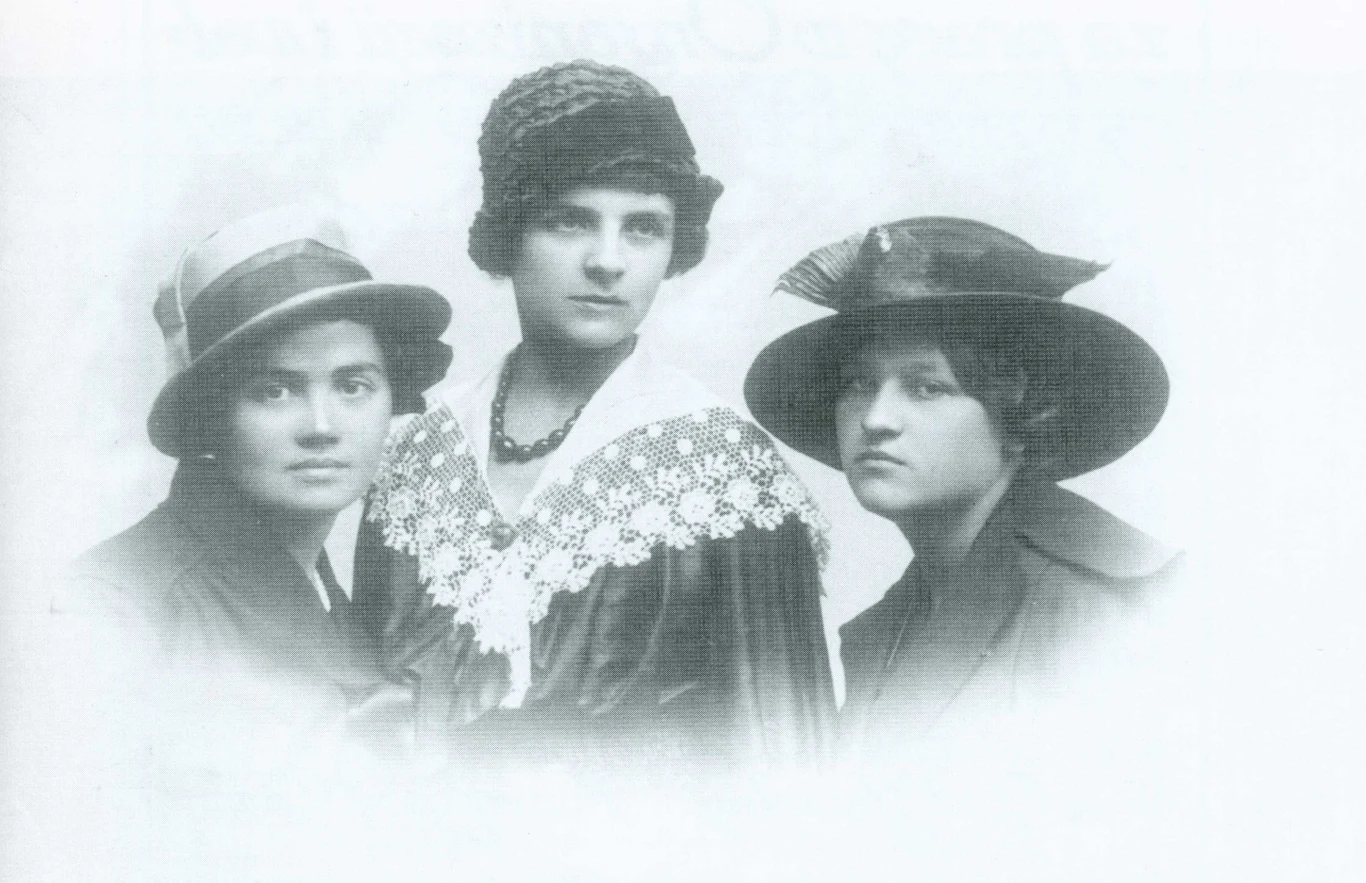 Koleżanki z POW, od lewej: Aleksandra Brykczyńska, Stefania Aluchna, Józefa Szumiłowska, Pułtusk, 1919 r. Koleżanki z POW, od lewej: Aleksandra Brykczyńska, Stefania Aluchna, Józefa Szumiłowska, Pułtusk, 1919 r.