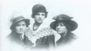 Koleżanki z POW, od lewej: Aleksandra Brykczyńska, Stefania Aluchna, Józefa Szumiłowska, Pułtusk, 1919 r. 