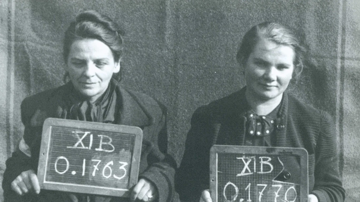 Stefania Aluchna (po lewej) w obozie jenieckim z tabliczką z numerem obozowym Xi B 0.1763, 1944 r. Stefania Aluchna (po lewej) w obozie jenieckim z tabliczką z numerem obozowym Xi B 0.1763, 1944 r.