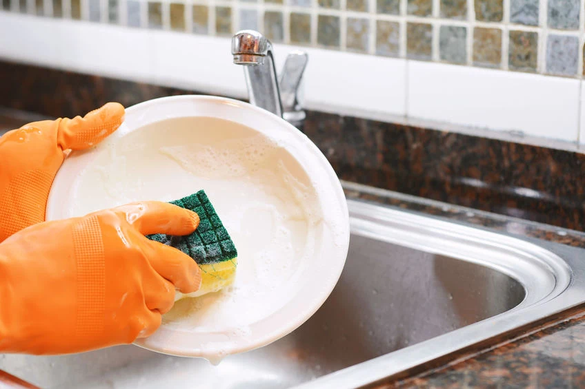 Gąbeczka do mycia naczyń to prawdziwy demon brudy. Możesz ją jednak łatwo odświeżyć w zmywarce Gąbeczka do mycia naczyń to prawdziwy demon brudy. Możesz ją jednak łatwo odświeżyć w zmywarce