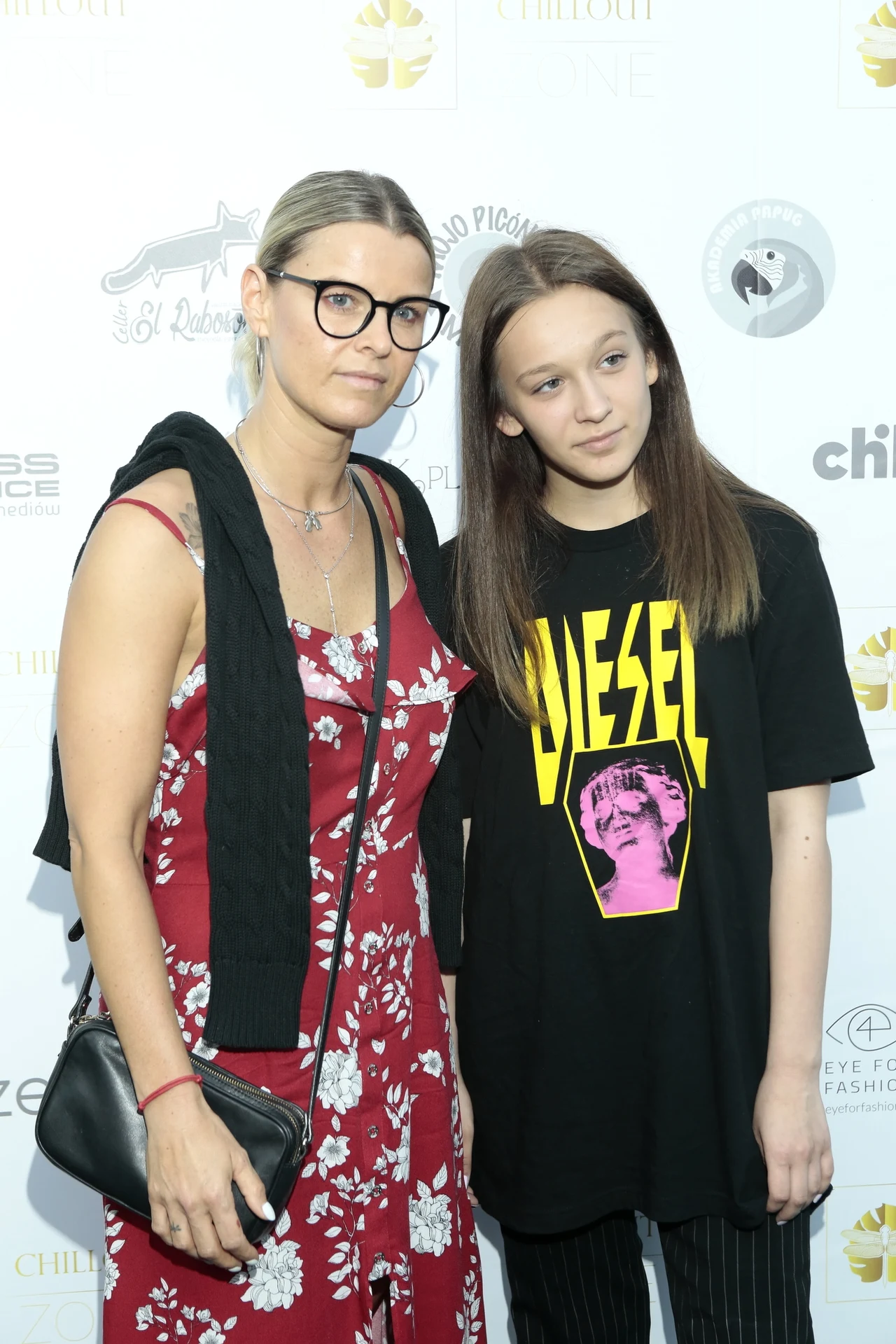 Mandaryna na ściance z córką