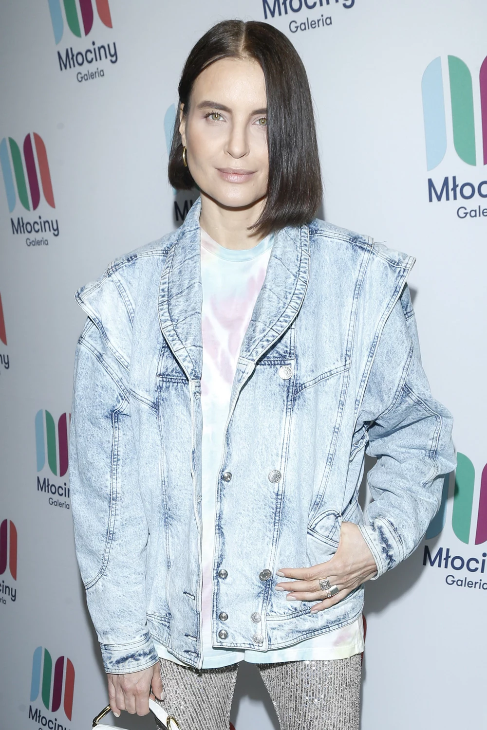 Joanna Horodyńska do swojej stylizacji wybrała kurtkę dżinsową o niebanalnym kroju Joanna Horodyńska do swojej stylizacji wybrała kurtkę dżinsową o niebanalnym kroju