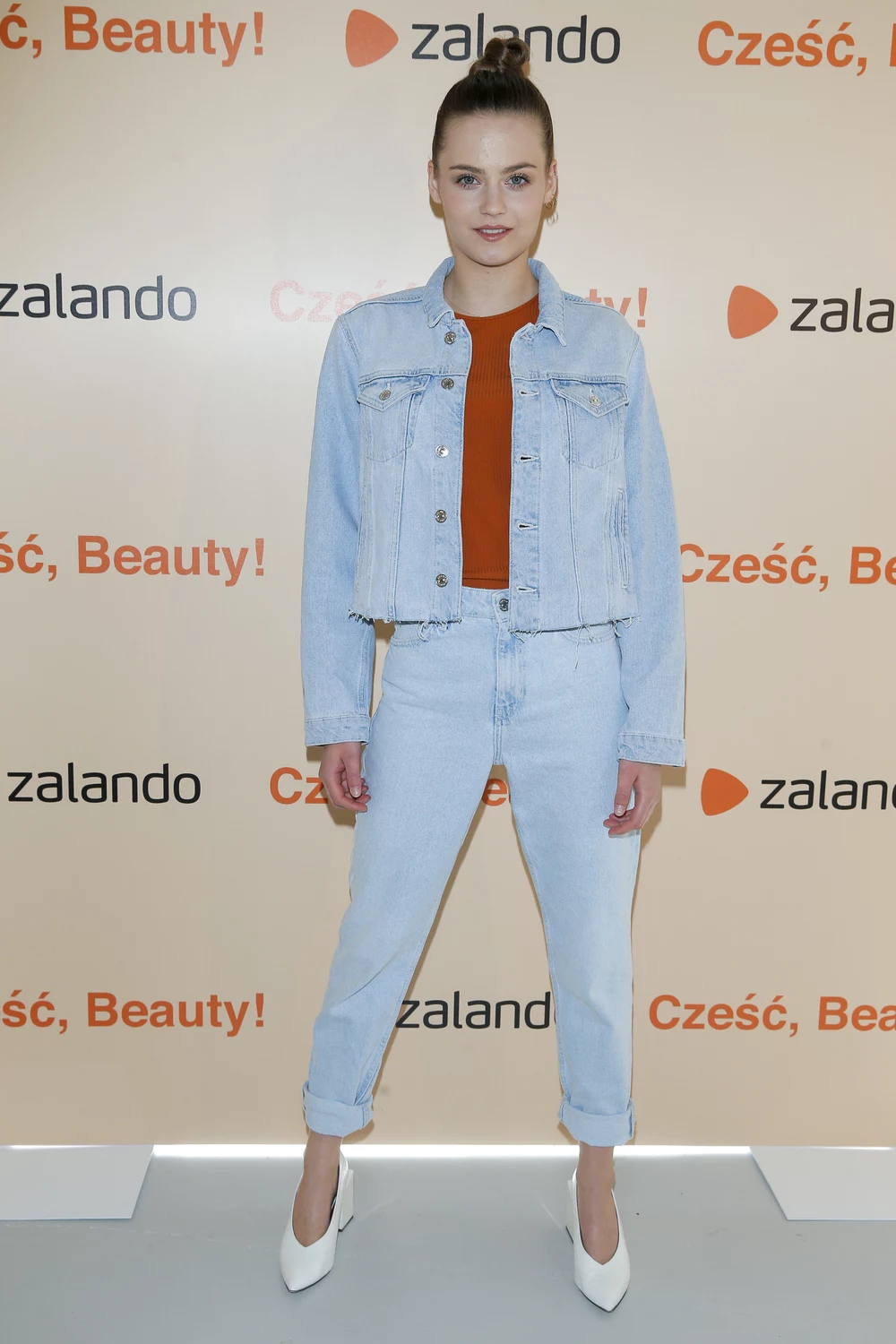 W zestawie z dżinsami w takim samym kolorze stworzysz niezwykle modny w tym sezonie total look, na zdjęciu Katarzyna Sawczuk W zestawie z dżinsami w takim samym kolorze stworzysz niezwykle modny w tym sezonie total look, na zdjęciu Katarzyna Sawczuk