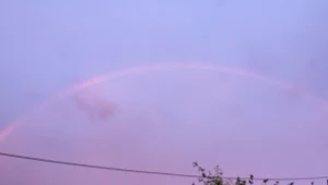 Różowa tęcza rozświetliła niebo nad Anglią