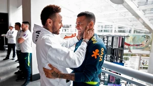 Dani Alves (z prawej) już odszedł z PSG. Co zrobi Neymar?