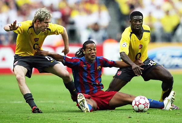 Aleksandr Hleb, Ronaldinho w barwach Barcelony oraz Kolo Toure Aleksandr Hleb, Ronaldinho w barwach Barcelony oraz Kolo Toure