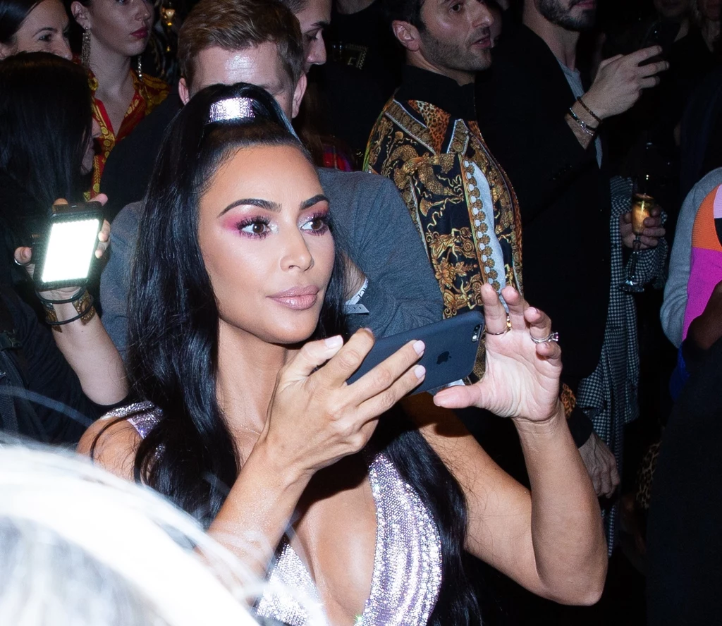 Inni jej członkowie (np. przyrodnie siostry celebrytki: Kylie i Kendall Jenner) także szybko zaistnieli w mediach i zaczęli zarabiać duże pieniądze. Inni jej członkowie (np. przyrodnie siostry celebrytki: Kylie i Kendall Jenner) także szybko zaistnieli w mediach i zaczęli zarabiać duże pieniądze.
