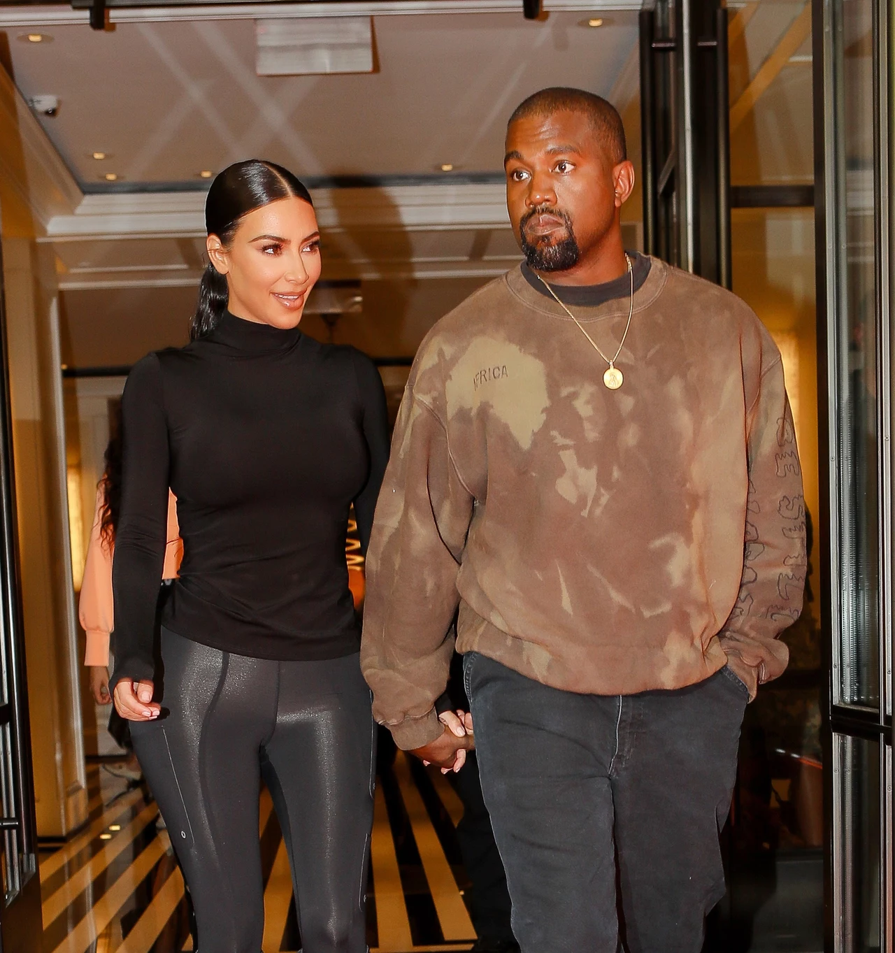 Pozycja Kardashian umocniła się w 2014 roku przez małżeństwo z jednym z najlepszych amerykańskich raperów – Kanye Westem. Pozycja Kardashian umocniła się w 2014 roku przez małżeństwo z jednym z najlepszych amerykańskich raperów – Kanye Westem.