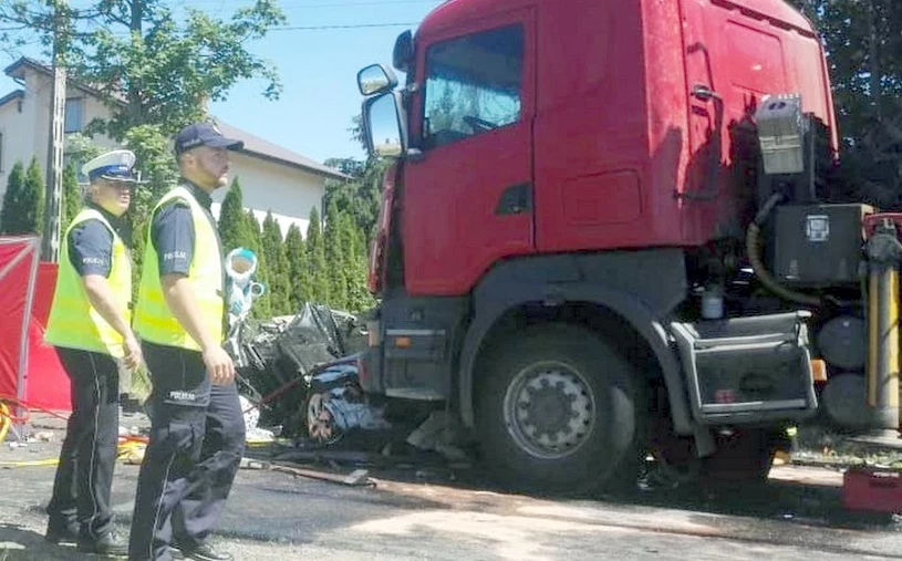 Z samochodu niemal nic nie zostało. Cud, że dziecko żyje