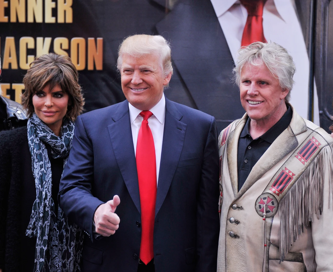 W kolejnych latach aktor pojawił się w reality show "Celebrity Apprentice", które prowadził Donald Trump, przyszły prezydent Stanów Zjednoczonych. Busey wystąpił w 11. i 13. edycji show, gdzie dał się poznać jako trudny współpracownik. Niemniej był zachwycony osobą prowadzącego. Gdy Trump ogłosił swój start w wyborach prezydenckich, Busey był jednym z niewielu ludzi Hollywood, który zaraz go poparł. W 2014 roku aktor wygrał 14. edycję programu "Celebrity Big Brothera" – mimo że był najczęściej nominowanym uczestnikiem.

Na zdjęciu: Lisa Renna, Donald Trump i Gary Busey