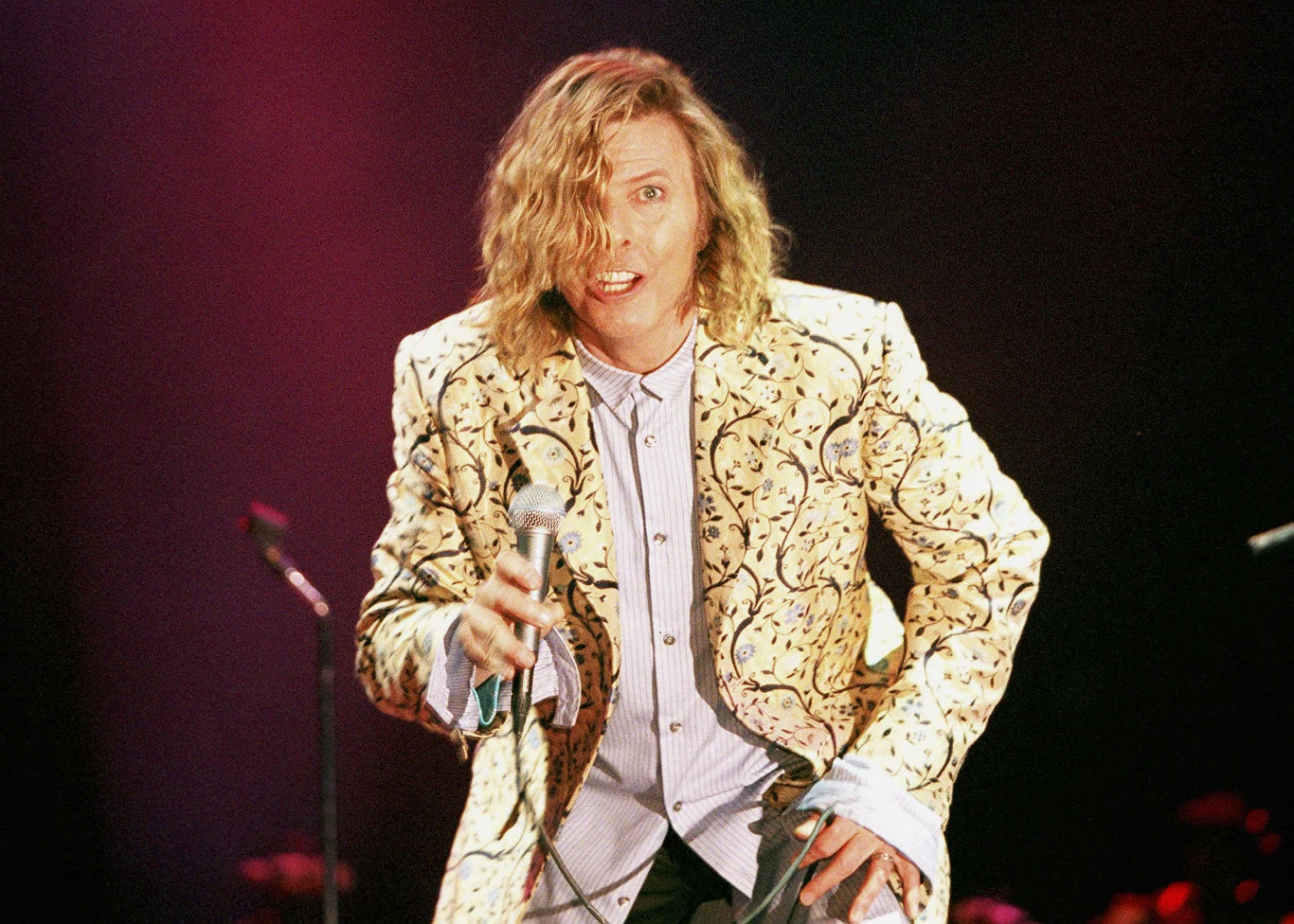 David Bowie podczas koncertu w 2000 roku. 