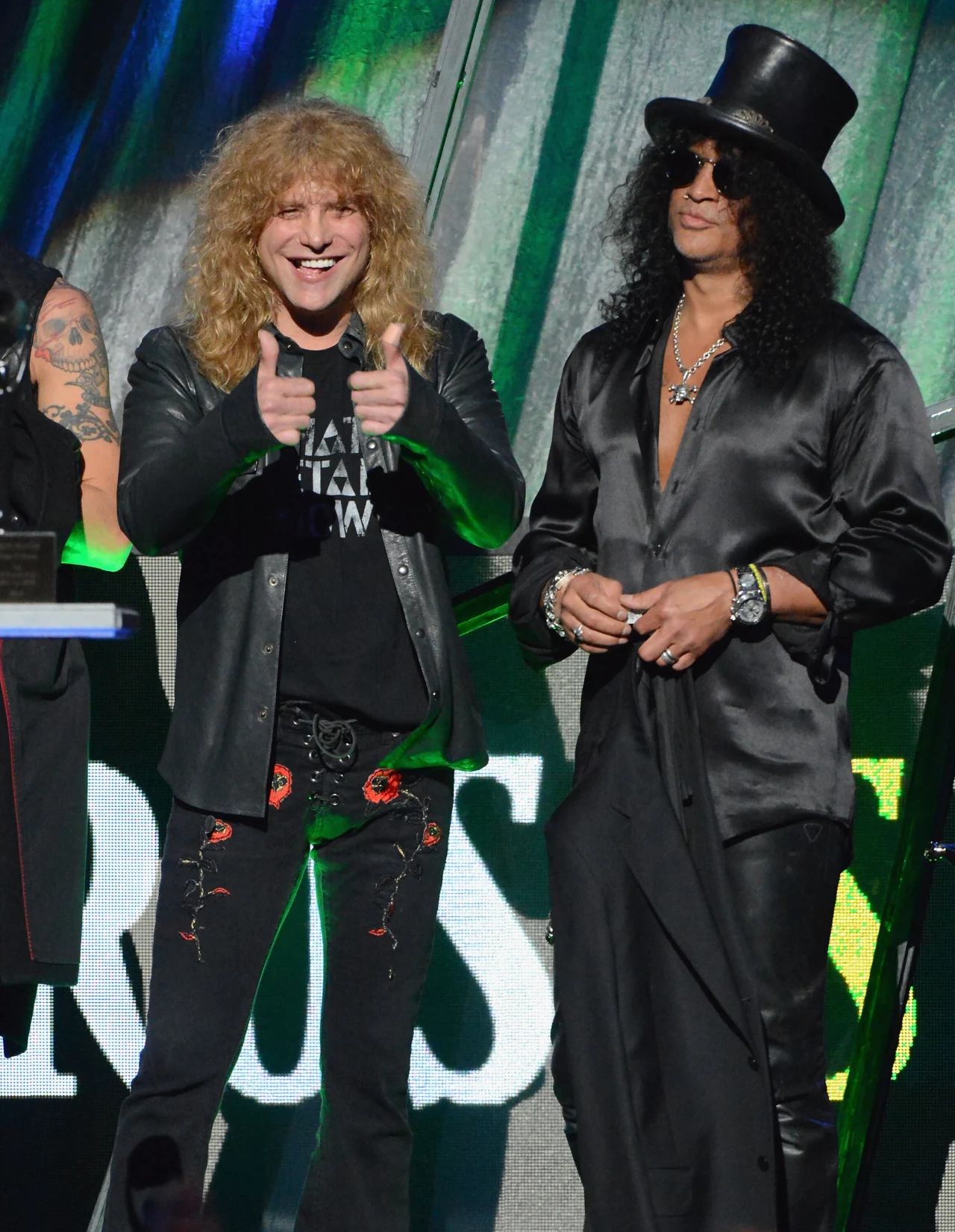 Steven Adler i Slash podczas wprowadzenia Guns N' Roses do Rock and Roll Hall of Fame w 2012 r. Steven Adler i Slash podczas wprowadzenia Guns N' Roses do Rock and Roll Hall of Fame w 2012 r.
