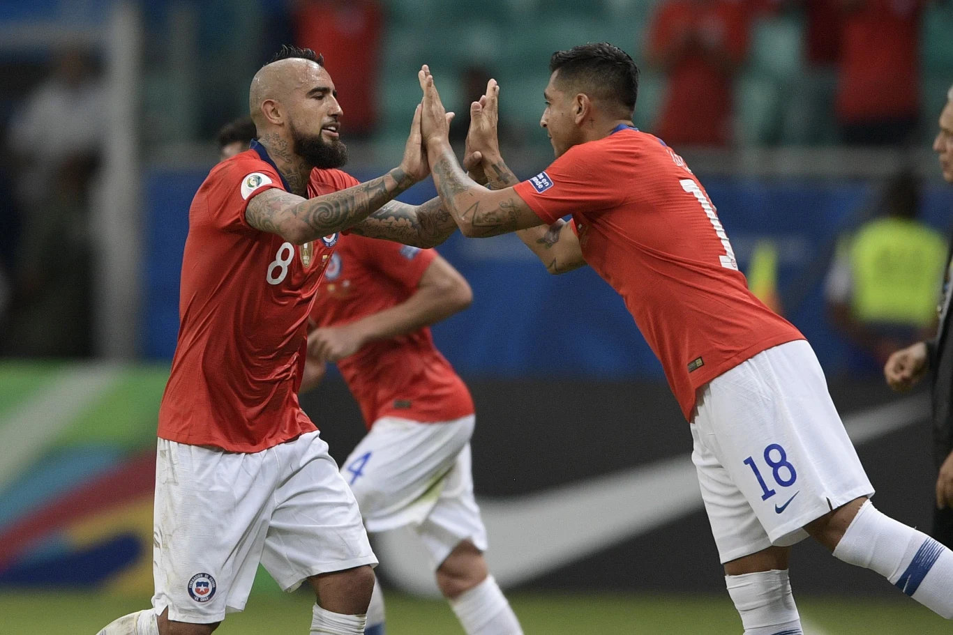 Arturo Vidal (z lewej)