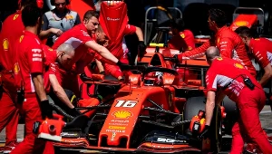 Charles Leclerc w bolidzie wśród mechaników Ferrari