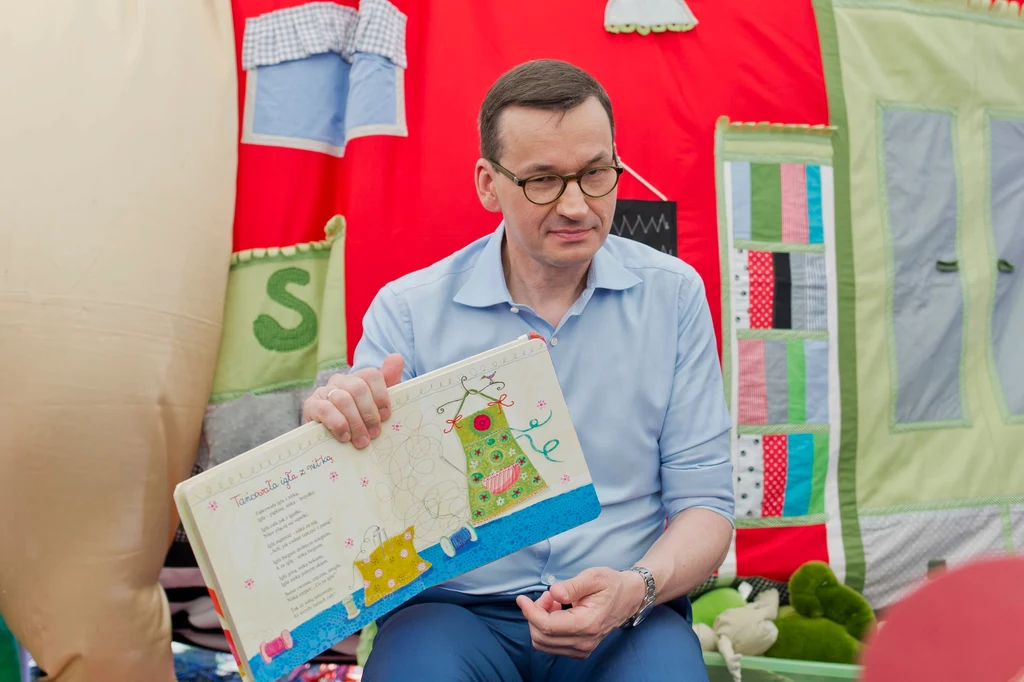 Premier Mateusz Morawiecki podczas pikniku rodzinnego w Mroczy, inaugurującego ogólnopolską kampanię informacyjną „Rodzina 500+” na każde dziecko. Premier Mateusz Morawiecki podczas pikniku rodzinnego w Mroczy, inaugurującego ogólnopolską kampanię informacyjną „Rodzina 500+” na każde dziecko.