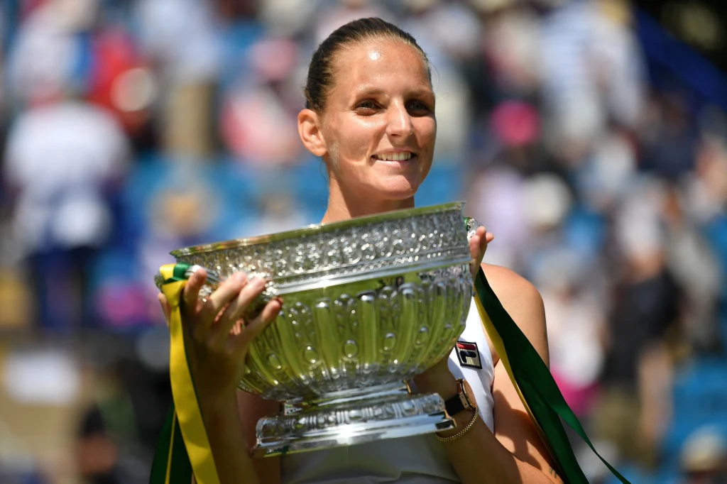 Karolina Pliszkova z trofeum za triumf w Eastbourne Karolina Pliszkova z trofeum za triumf w Eastbourne